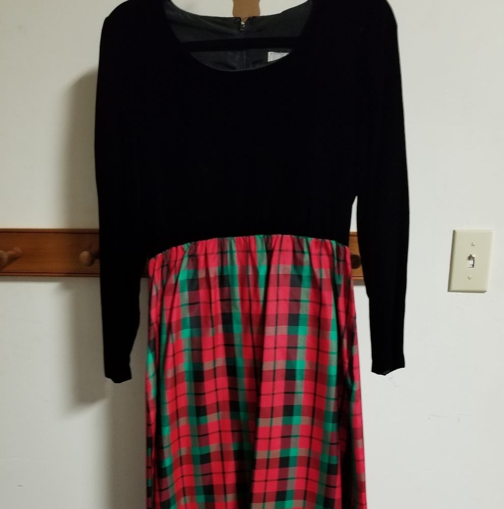 Vintage Black Velvet and plaid dress. Be classic!